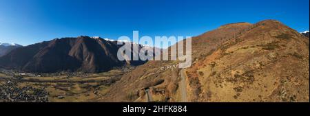 Luftpanorama der Pyrenäenkette von Bagnères de Luchon, im Winter, in Haute Garonne, Oczitanie, Frankreich Stockfoto