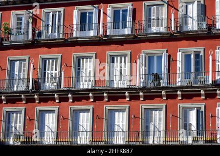 Madrid, Spanien. 16. Januar 2022: Ein Mann sonnen sich auf einem Balkon auf dem Madrider Hauptplatz Stockfoto