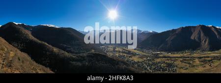 Luftpanorama der Pyrenäenkette von Bagnères de Luchon, im Winter, in Haute Garonne, Oczitanie, Frankreich Stockfoto