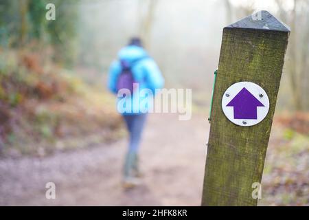 Öffentliches Wegweiser, freizügiger Steg, an einem Pfosten an einem Wintermorgen Stockfoto