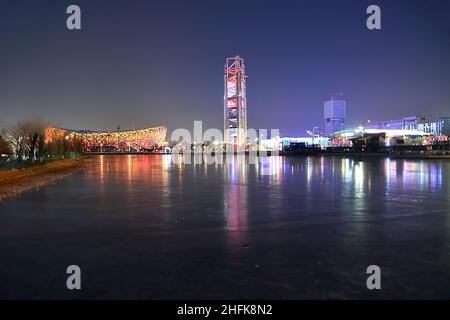 Peking, Peking, China. 17th Januar 2022. Bing dwen dwen und Shuey Rhon Rhon am 16. Januar 2022 befindet sich der Olympische Winterpark an der Kreuzung von Olympiapark und tun tun Straße. Das Maskottchen der Olympischen Winterspiele in Peking befindet sich auf dem Eispier und Schnee.in der Nacht kamen viele Touristen, um die bunten Lichter der Landscape Avenue zu beobachten und machten hier Fotos, die nach den Landschaftslichtern des Maskottchen der Olympischen Winterspiele in Beiitucheng zu einem weiteren "Punch in Place" wurden. (Bild: © SIPA Asia via ZUMA Press Wire) Stockfoto