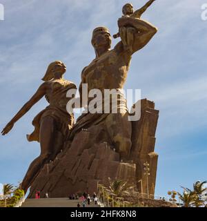 Dakar, Senegal - Februar 02, 2019: Bilder einer Familie an der Afrikanischen Renaissance Denkmal, in der Indien Teranca Park in der Nähe der Küste. 'Monument de la Stockfoto