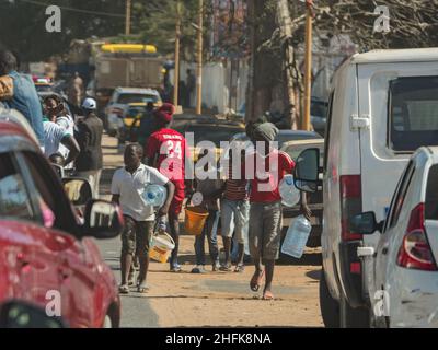 Senegal, Afrika - Feb, 2019: Alltag in den Straßen von Dakar. Afrika. Stockfoto
