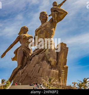 Dakar, Senegal - Februar 02, 2019: Bilder einer Familie an der Afrikanischen Renaissance Denkmal, in der Indien Teranca Park in der Nähe der Küste. 'Monument de la Stockfoto