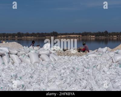 Lac Rose, Senegal, Afrika (Pink Lake) - Feb 2019: Säcke Salz aus dem Retba Lake mit rotem Wasser, das zum UNESCO-Weltkulturerbe gehört. Es ist l Stockfoto