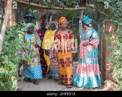 Senegal, Afrika - Jan, 2019: Senegalesische Frauen in einer traditionellen Tracht namens 'boubou' und einer Schaukel auf ihrem Kopf Stockfoto