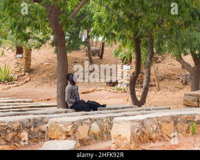 Popenguine, Senegal - 2019. Januar: Schwarzer Mann, der bei der grotte des Schweigens im Marienheiligtum von Popenguine (Sanctuaire Marial de Popenguine) aufsteht. Afrika. Stockfoto