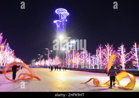 Peking, Peking, China. 17th Januar 2022. Bing dwen dwen und Shuey Rhon Rhon am 16. Januar 2022 befindet sich der Olympische Winterpark an der Kreuzung von Olympiapark und tun tun Straße. Das Maskottchen der Olympischen Winterspiele in Peking befindet sich auf dem Eispier und Schnee.in der Nacht kamen viele Touristen, um die bunten Lichter der Landscape Avenue zu beobachten und machten hier Fotos, die nach den Landschaftslichtern des Maskottchen der Olympischen Winterspiele in Beiitucheng zu einem weiteren "Punch in Place" wurden. (Bild: © SIPA Asia via ZUMA Press Wire) Stockfoto