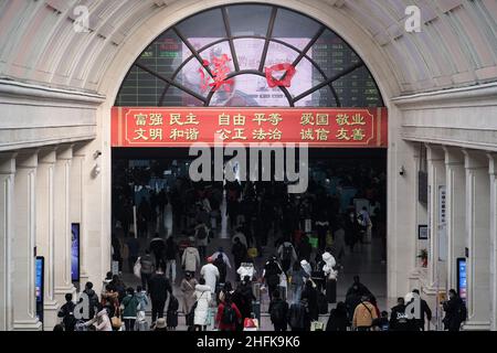 Wuhan, China. 17th Januar 2022. Die Zahl der Fahrgäste, die während des Frühjahrsfests 2022 reisen, wird sich voraussichtlich auf 280 Millionen belaufen, mit durchschnittlich 7 Millionen Fahrten pro Tag und damit 28,5 Prozent mehr als im Vorjahr, so die Eisenbahnbehörden. Millionen von Chinesen werden während der Frühlingsfeiertage, die mit dem Mondneujahr am 1. Februar beginnt, nach Hause reisen, um Familien in Massen zu besuchen. (Foto von Ren Yong/SOPA Images/Sipa USA) Quelle: SIPA USA/Alamy Live News Stockfoto