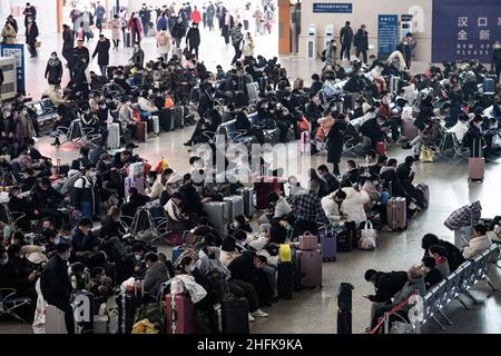 Wuhan, China. 17th Januar 2022. Im Abflugbereich des Bahnhofs Hankow in Wuhan warten die Fahrgäste.die Zahl der Bahnpassagierfahrten während des Frühjahrsfests 2022 der Reiserausch wird voraussichtlich 280 Millionen erreichen, mit durchschnittlich 7 Millionen Fahrten pro Tag, was laut den Eisenbahnbehörden 28,5 Prozent mehr ist als im Vorjahr. Millionen von Chinesen werden während der Frühlingsfeiertage, die mit dem Mondneujahr am 1. Februar beginnt, nach Hause reisen, um Familien in Massen zu besuchen. (Foto von Ren Yong/SOPA Images/Sipa USA) Quelle: SIPA USA/Alamy Live News Stockfoto