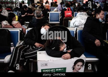 Wuhan, China. 17th Januar 2022. Im Abflugbereich des Bahnhofs Hankow in Wuhan warten die Fahrgäste.die Zahl der Bahnpassagierfahrten während des Frühjahrsfests 2022 der Reiserausch wird voraussichtlich 280 Millionen erreichen, mit durchschnittlich 7 Millionen Fahrten pro Tag, was laut den Eisenbahnbehörden 28,5 Prozent mehr ist als im Vorjahr. Millionen von Chinesen werden während der Frühlingsfeiertage, die mit dem Mondneujahr am 1. Februar beginnt, nach Hause reisen, um Familien in Massen zu besuchen. (Foto von Ren Yong/SOPA Images/Sipa USA) Quelle: SIPA USA/Alamy Live News Stockfoto