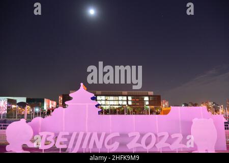 Peking, Peking, China. 17th Januar 2022. Bing dwen dwen und Shuey Rhon Rhon am 16. Januar 2022 befindet sich der Olympische Winterpark an der Kreuzung von Olympiapark und tun tun Straße. Das Maskottchen der Olympischen Winterspiele in Peking befindet sich auf dem Eispier und Schnee.in der Nacht kamen viele Touristen, um die bunten Lichter der Landscape Avenue zu beobachten und machten hier Fotos, die nach den Landschaftslichtern des Maskottchen der Olympischen Winterspiele in Beiitucheng zu einem weiteren "Punch in Place" wurden. (Bild: © SIPA Asia via ZUMA Press Wire) Stockfoto