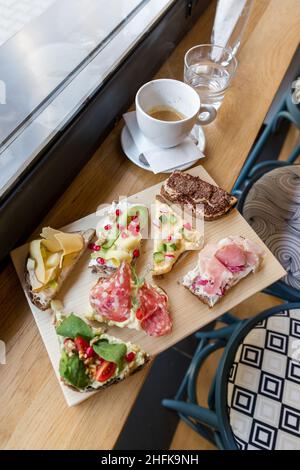 Teller mit offenen, farbenfrohen Sandwiches im skandinavischen Stil. Stockfoto