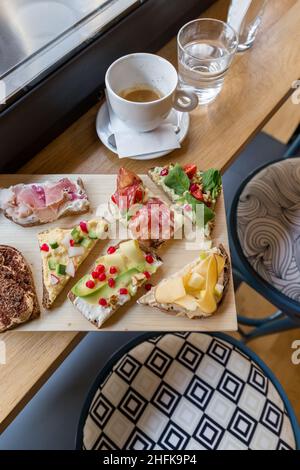 Teller mit offenen, farbenfrohen Sandwiches im skandinavischen Stil. Stockfoto