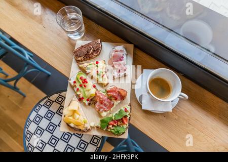 Teller mit offenen, farbenfrohen Sandwiches im skandinavischen Stil. Stockfoto