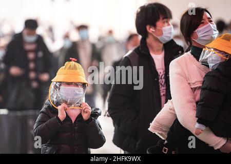 Wuhan, China. 17th Januar 2022. Am Bahnhof Hankow in Wuhan warten maskierte Passagiere.die Zahl der Bahnpassagierfahrten während des Frühjahrsfests 2022 der Reiseansturm wird voraussichtlich 280 Millionen erreichen, mit durchschnittlich 7 Millionen Fahrten pro Tag, laut den Eisenbahnbehörden 28,5 Prozent mehr als im Vorjahr. Millionen von Chinesen werden während der Frühlingsfeiertage, die mit dem Mondneujahr am 1. Februar beginnt, nach Hause reisen, um Familien in Massen zu besuchen. Kredit: SOPA Images Limited/Alamy Live Nachrichten Stockfoto