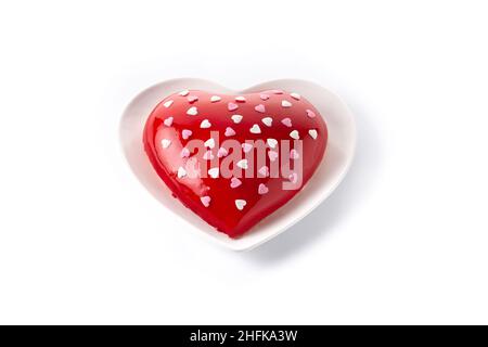 Kuchen in Herzform für Valentinstag oder Muttertag isoliert auf weißem Hintergrund Stockfoto