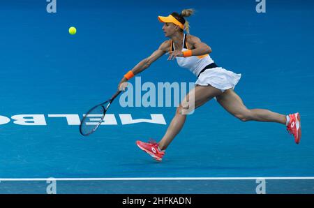 Melbourne, Australien. 17th Januar 2022. Lesia Tsurenko aus der Ukraine tritt beim ersten Spiel der Frauen gegen Ashleigh Barty aus Australien bei den Australian Open 2022 in Melbourne, Australien, am 17. Januar 2022 an. Quelle: Hu Jingchen/Xinhua/Alamy Live News Stockfoto