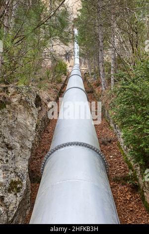 Wasser, das über einen Differenzpegel in den Fels gräbt Stockfoto