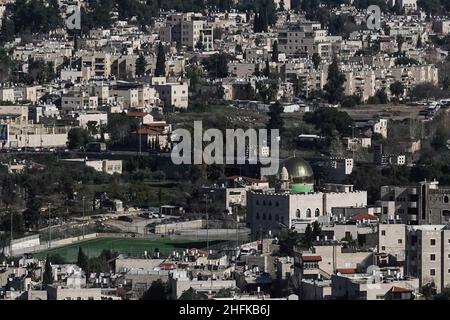 Jerusalem, Israel. 17th Januar 2022. Die Stadtverwaltung von Jerusalem hat einen Gerichtsbeschluss eingereicht, um eine neue goldene Kuppel, ein Modell des Haram Al Sharif-Tempels, auf der Al Rahman-Moschee im Jerusalemer Stadtteil Beit Safafa abzureißen. Die Gemeinde stützte ihren Antrag, dass neue obere Etage und Kuppel ohne Genehmigung oder Inspektion von kommunalen Ingenieuren gebaut wurden und eine Bedrohung für die öffentliche Sicherheit darstellen. Kredit: Nir Alon/Alamy Live Nachrichten Stockfoto