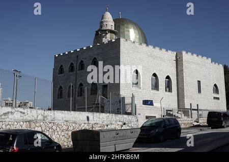 Jerusalem, Israel. 17th Januar 2022. Die Stadtverwaltung von Jerusalem hat einen Gerichtsbeschluss eingereicht, um eine neue goldene Kuppel, ein Modell des Haram Al Sharif-Tempels, auf der Al Rahman-Moschee im Jerusalemer Stadtteil Beit Safafa abzureißen. Die Gemeinde stützte ihren Antrag, dass neue obere Etage und Kuppel ohne Genehmigung oder Inspektion von kommunalen Ingenieuren gebaut wurden und eine Bedrohung für die öffentliche Sicherheit darstellen. Kredit: Nir Alon/Alamy Live Nachrichten Stockfoto