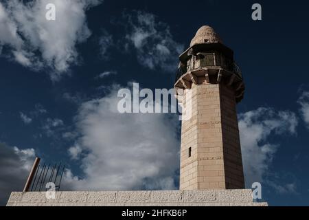 Jerusalem, Israel. 30th. November 2016. In diesem AKTENFOTO vom 30th. November 2016 ist nur ein Minarett auf dem Dach der Al Rahman Moschee im Dorf Bet Safafa zu sehen. Die Stadtverwaltung von Jerusalem hat einen Gerichtsbeschluss eingereicht, um eine neue goldene Kuppel, ein Modell des Haram Al Sharif-Tempels, auf der Al Rahman-Moschee im Jerusalemer Stadtteil Beit Safafa abzureißen. Die Gemeinde stützte ihren Antrag, dass neue obere Etage und Kuppel ohne Genehmigung oder Inspektion von kommunalen Ingenieuren gebaut wurden und eine Bedrohung für die öffentliche Sicherheit darstellen. Kredit: Nir Alon/Alamy Live Nachrichten Stockfoto