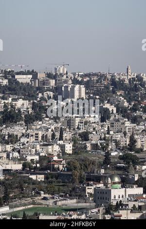 Jerusalem, Israel. 17th Januar 2022. Die Stadtverwaltung von Jerusalem hat einen Gerichtsbeschluss eingereicht, um eine neue goldene Kuppel, ein Modell des Haram Al Sharif-Tempels, auf der Al Rahman-Moschee im Jerusalemer Stadtteil Beit Safafa abzureißen. Die Gemeinde stützte ihren Antrag, dass neue obere Etage und Kuppel ohne Genehmigung oder Inspektion von kommunalen Ingenieuren gebaut wurden und eine Bedrohung für die öffentliche Sicherheit darstellen. Kredit: Nir Alon/Alamy Live Nachrichten Stockfoto
