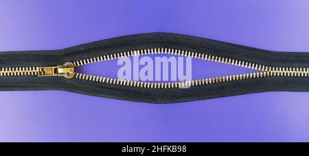 Reißverschluss in der Mitte auf violettem Hintergrund geöffnet Stockfoto