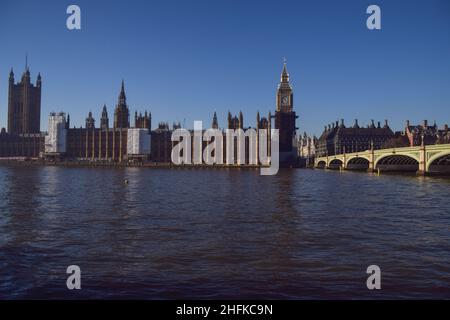 London, Großbritannien. 14th Januar 2022. Houses of Parliament, Westminster Bridge und Themse an einem klaren Tag. Stockfoto