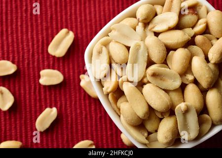 Nahaufnahme der Schüssel mit gesalzenen Erdnüssen Stockfoto