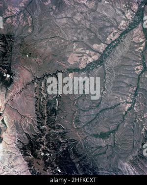 (Juli-September 1973) --- In diesem Skylab 3 Earth Resources Experiments Package S190-B (fünf-Zoll-Erdraumkamera)-Foto, das von der Skylab-Raumstation in der Erdumlaufbahn aufgenommen wurde, ist Eine Ansicht von etwa 3.600 Quadratmeilen des nördlichen Zentrums von Wyoming und des südlichen Montana zu sehen. Der Big Horn River, der nach Norden führt, kreuzt zwischen den nach Nordwesten verlaufenden Big Horn Mountains und den Pryor Mountains. Yellowtail Reservoir, benannt nach einem früheren Häuptling des Indianerstammes Crow in der Mitte des Bildes, wird von einem Damm über das kleine rechteckige Erntegebiet entlang des Big Horn River (oberes Rig) aufgestaut Stockfoto