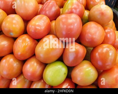 Frische Tomaten aus dem Supermarktregal. Stockfoto