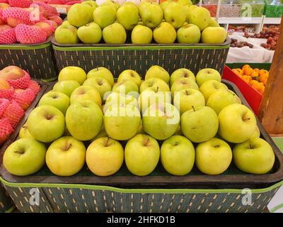 Frische grüne Äpfel im Supermarktregal. Stockfoto