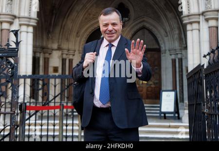 London, Großbritannien. 17th Januar 2022. Der Geschäftsmann Arron Banks kommt am 2. Tag seines Verleumdungsverfahren gegen Carole Cadwalladr vor das hohe Gericht. Kredit: Mark Thomas/Alamy Live Nachrichten Stockfoto
