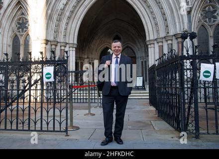 London, Großbritannien. 17th Januar 2022. Der Geschäftsmann Arron Banks kommt am 2. Tag seines Verleumdungsverfahren gegen Carole Cadwalladr vor das hohe Gericht. Kredit: Mark Thomas/Alamy Live Nachrichten Stockfoto