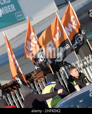 Eastbourne, East Sussex, Großbritannien. 17th Januar 2022. LKW-Abfall- und Recycling-Fahrer setzen ihre Arbeitskampfmaßnahmen zur Unterstützung ihrer Forderungen nach einer Lohnerhöhung fort. Heute sollen weitere Treffen zwischen dem GMB und dem rat stattfinden, um den Streit beizulegen. Letzte Woche wurde berichtet, dass einige Mitglieder der Gewerkschaft das Fahrzeug aufgrund der Anschuldigungen, dass unerfahrene Fahrer und Manager vom rat genutzt würden, am Verlassen des Depots gehindert hätten. Streit beigelegt 18. Januar 2022 mit Pay award. Kredit: Newspics UK South/Alamy Live Nachrichten Stockfoto