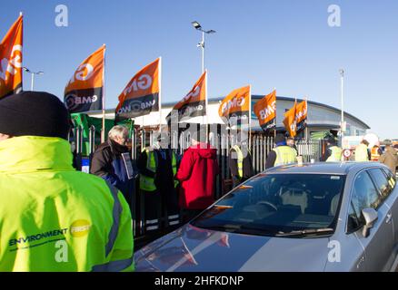 Eastbourne, East Sussex, Großbritannien. 17th Januar 2022. LKW-Abfall- und Recycling-Fahrer setzen ihre Arbeitskampfmaßnahmen zur Unterstützung ihrer Forderungen nach einer Lohnerhöhung fort. Heute sollen weitere Treffen zwischen dem GMB und dem rat stattfinden, um den Streit beizulegen. Letzte Woche wurde berichtet, dass einige Mitglieder der Gewerkschaft das Fahrzeug aufgrund der Anschuldigungen, dass unerfahrene Fahrer und Manager vom rat genutzt würden, am Verlassen des Depots gehindert hätten. Streit beigelegt 18. Januar 2022 mit Pay award. Kredit: Newspics UK South/Alamy Live Nachrichten Stockfoto