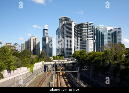 Farbfoto des Hochhauses Stadtentwicklung und Eisenbahn, Chatswood Central Business District, Chatswood, Sydney, New South Wales, Australien, 2016. Stockfoto