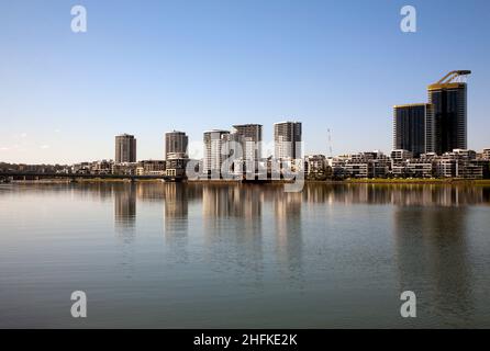 Farbfoto von Homebush Bay und Hochhausstädten in Rhodos, Sydney, New South Wales, Australien, 2021. Stockfoto