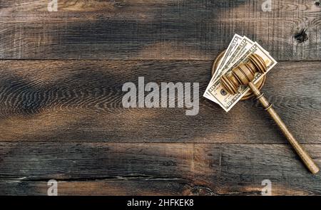 Auktionator Hammer und US-Dollar-Banknoten auf Holzhintergrund. Richter Gavel mit Soundboard Stockfoto