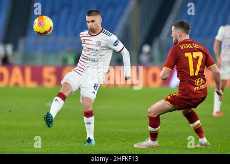 ROM, ITALIEN - 16. JANUAR: Razvan Marin von Cagliari Calcio wird vom Jordan Veretout von AS Roma während des Serie-A-Spiels zwischen AS Roma und Cagliari Calcio im Stadio Olimpico am 16. Januar 2022 in Rom, Italien, herausgefordert (Foto: Ciro Santangelo/Orange Picts) Stockfoto