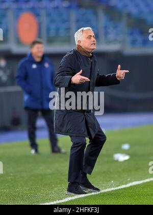 ROM, ITALIEN - 16. JANUAR: Trainer Jose Mourinho von AS Roma zeigt während der Serie A Match zwischen AS Roma und Cagliari Calcio im Stadio Olimpico am 16. Januar 2022 in Rom, Italien (Foto: Ciro Santangelo/Orange Picturs) Stockfoto