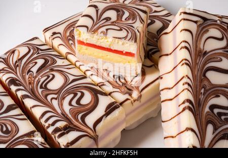 Sandwich-Kekse mit Vanillesouffle in Schokoladenbeschichtung auf einem Dessertteller gestapelt. Stockfoto