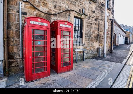 Ein Paar rote Telefonzellen in der Stadt ihrer Manufaktur - Kirkintilloch in der Nähe von Glasgow, Schottland. Stockfoto