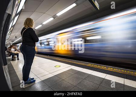 Ein merseyrail-Zug fährt in eine U-Bahnstation im Zentrum von Liverpool. Stockfoto