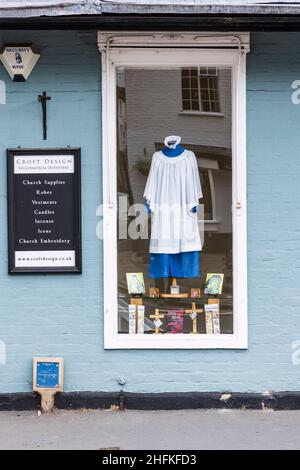 Kirchliche Ausstatter Croft Design Schaufenster mit Gewändern auf dem Display in Much Wenlock, Shropshire, England Stockfoto