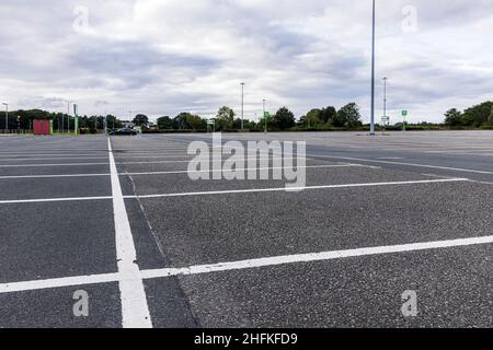 Fast leerer Parkplatz am NEC Parkplatz, Birmingham, England Stockfoto