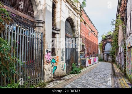 Veröde Gebäude, die mit Graffiti bedeckt sind, in einer Seitenstraße im Zentrum von Glasgow, Schottland Stockfoto