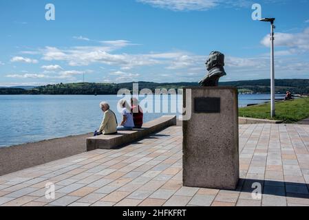 Malerische Aussicht auf den Fluss Helensburgh mit der Statue von John Logie Baird, dem Erfinder des Fernsehens. Stockfoto