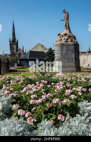 Veröde Gebäude, die mit Graffiti bedeckt sind, in einer Seitenstraße im Zentrum von Glasgow, Schottland Stockfoto